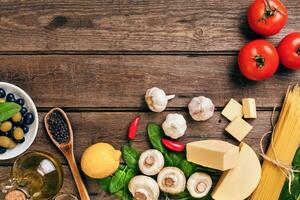 Italiaans voedsel ingrediënten voor de voorbereiding pasta Aan houten achtergrond foto