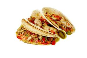 taco's met kip, gecarameliseerd ui, chimichurri saus, augurken, pico de gallo en Chili paprika's geïsoleerd Aan wit foto