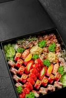 zwart karton doos met reeks van broodjes, nigiri sushi met gari, groenten en Groenen foto