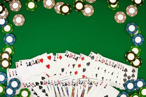 banier sjabloon lay-out mockup voor online casino. groen tafel, top visie Aan werkplek. foto