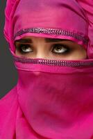 detailopname schot van een jong charmant vrouw vervelend de roze hijab versierd met pailletten. Arabisch stijl. foto