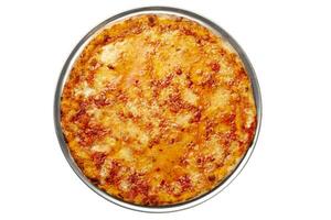 top visie van pizza bolognese met tomaat saus, grond vlees en Mozzarella geïsoleerd Aan wit foto