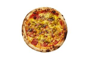 top visie van veganistisch pizza met soja worst, gepekeld jalapeno en Mozzarella geïsoleerd Aan wit foto