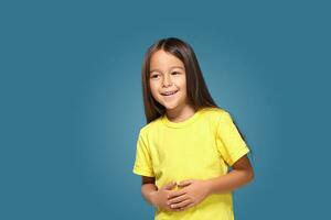 weinig meisje in geel t-shirt is glimlachen foto