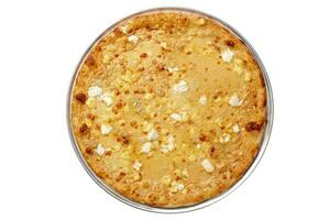 top visie van vier kaas pizza geserveerd Aan metaal dienblad geïsoleerd Aan wit achtergrond foto