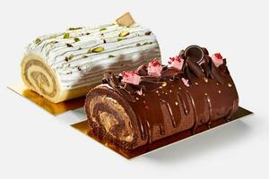 chocola en pistache spons taart broodjes Aan wit achtergrond foto