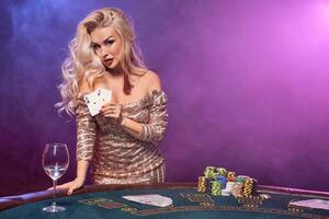 blond vrouw met een perfect kapsel en helder bedenken is poseren met spelen kaarten in haar handen. casino, poker. foto