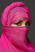 detailopname schot van een jong charmant vrouw vervelend de roze hijab versierd met pailletten. Arabisch stijl. foto