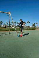 actief sportief vent aanstaande Aan buitenshuis sport- grond, Holding rugzak en en geschiktheid mat, klaar voor lichaamsgewicht training foto