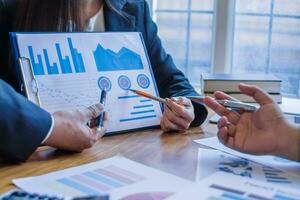 groep zakenlieden en investeerders leerde kennen samen in conferentie kamer naar visie jaar- resultaten hun investeringen in bedrijf samen in bestellen naar plan afzet aan het doen bedrijf dat zou produceren beter resultaat foto