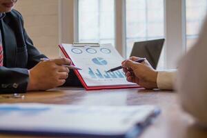 groep zakenlieden en investeerders leerde kennen samen in conferentie kamer naar visie jaar- resultaten hun investeringen in bedrijf samen in bestellen naar plan afzet aan het doen bedrijf dat zou produceren beter resultaat foto