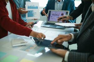 groep zakenlieden en investeerders leerde kennen samen in conferentie kamer naar visie jaar- resultaten hun investeringen in bedrijf samen in bestellen naar plan afzet aan het doen bedrijf dat zou produceren beter resultaat foto