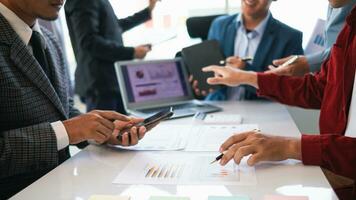 groep zakenlieden en investeerders leerde kennen samen in conferentie kamer naar visie jaar- resultaten hun investeringen in bedrijf samen in bestellen naar plan afzet aan het doen bedrijf dat zou produceren beter resultaat foto