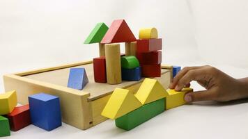 kleurrijk houten puzzel speelgoed wezen gemonteerd foto