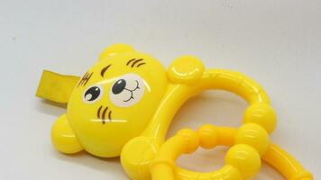 geel baby Holding speelgoed- met beer vorm geïsoleerd foto