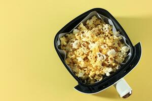 lucht frituur dienblad met boter popcorn foto
