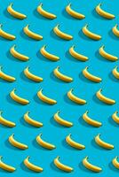 kleurrijk patroon van bananen Aan lucht blauw achtergrond. foto