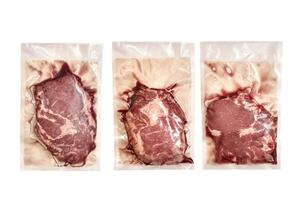 ongeopend pak van drie rauw rundvlees steaks geïsoleerd Aan wit achtergrond. foto