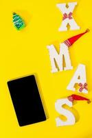 smartphone met Kerstmis decoraties. foto