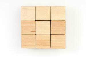 houten kubussen Aan een wit achtergrond foto