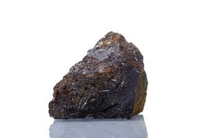 macro mineraal steen ilmeniet Aan een wit achtergrond foto