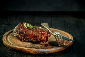 barbecue droog oud biefstuk steak met mes en vork Aan snijdend bord foto