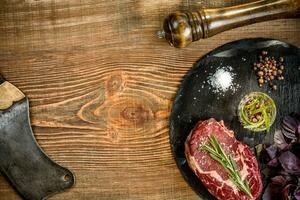 droog oud rauw rundvlees steak met ingrediënten voor grillen foto