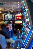 Mens teleurgesteld door casino verlies foto