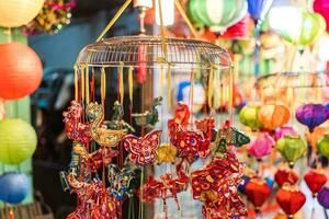 kleurrijk versierd lantaarns hangen Aan de straten in ho chi minh stad, Vietnam gedurende de midden herfst festival foto