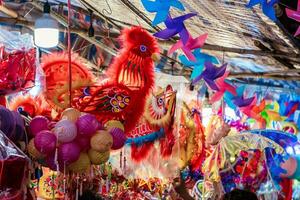 kleurrijk versierd lantaarns hangen Aan de straten in ho chi minh stad, Vietnam gedurende de midden herfst festival foto