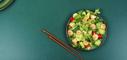 vers zeevruchten garnaal salade. foto