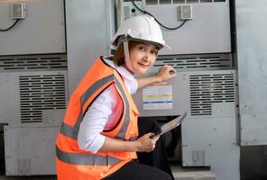 fabriek ingenieur vrouw vervelend harde hoed veiligheid hesje arbeider Bij werk industrieel gebruik makend van gegevens tablet onderzoeken kwaliteit project elektronisch en systeem productie, planning productie ontwikkeling machine foto