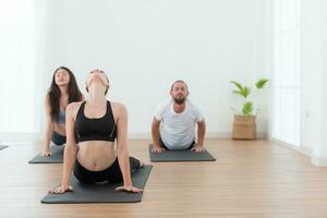 groep van mensen beoefenen yoga in een studio. yoga klasse concept. foto