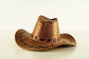 een bruin cowboy hoed Aan een wit oppervlakte foto