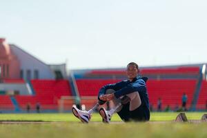 atleten met handicaps nemen een breken Bij de stadion tussen opleiding sessies. foto