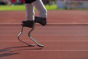 gehandicapt atleten met rennen blad gebruikt voor kort races Aan een rennen spoor. foto