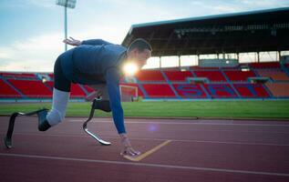 gehandicapt atleten bereiden in beginnend positie klaar naar rennen Aan stadion bijhouden foto