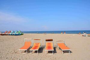 lounge stoelen Aan de strand in de zon foto