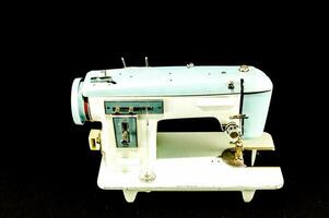 een klein wit en blauw naaien machine foto