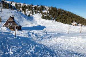 winter landschap van hala gasienicowa valey gasienicowa in tatra bergen in zakopane, Polen foto