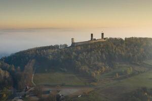 kasteel checiny in de buurt kielce, polen antenne visie foto