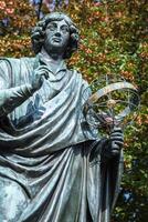 nicolaus copernicus standbeeld in rennen, Polen foto