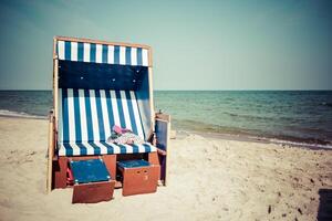 rieten stoelen Aan jurata strand Aan zonnig zomer dag, hel schiereiland, Baltisch zee, Polen foto