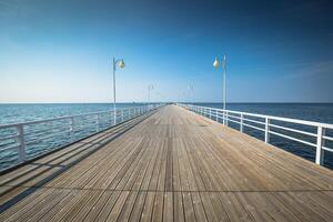 houten pier in jurata stad- Aan kust van Baltisch zee, hel schiereiland, Polen foto