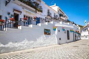 pittoresk straatje van mijas met bloempotten in gevels. andalusisch wit dorp. costa del sol. Zuid-Spanje foto