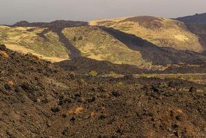 visie van de vulkanisch landschap in de omgeving van monteren Etna foto