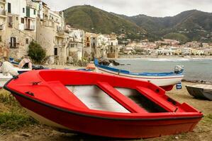 Siciliaans visvangst boot Aan de strand in cefalu, Sicilië foto