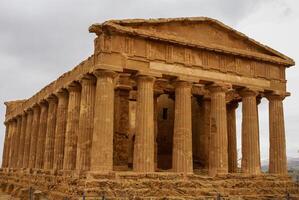 de ruïnes van tempel van concordia, valey van tempels, agrigento, Sicilië, Italië foto