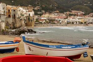 Siciliaans visvangst boot Aan de strand in cefalu, Sicilië foto