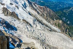 bazen gletsjer van de top van de aiguille du midi in de maand blanc massief. foto
